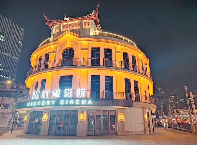 根据您的指令，结合SEO优化原则，为您生成一个标题如下：

**教室里的意外声响：“啪啪啪”背后是纪律问题还是学生安全意识缺失？**  
（长尾关键词：教室纪律管理、学生行为规范、校园安全教育）